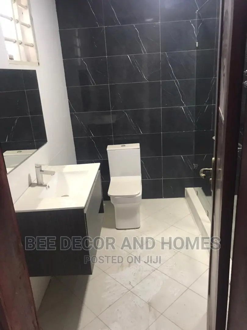 3bdrm Block of Flats in Bee Decor And Homes, Adenta for sale