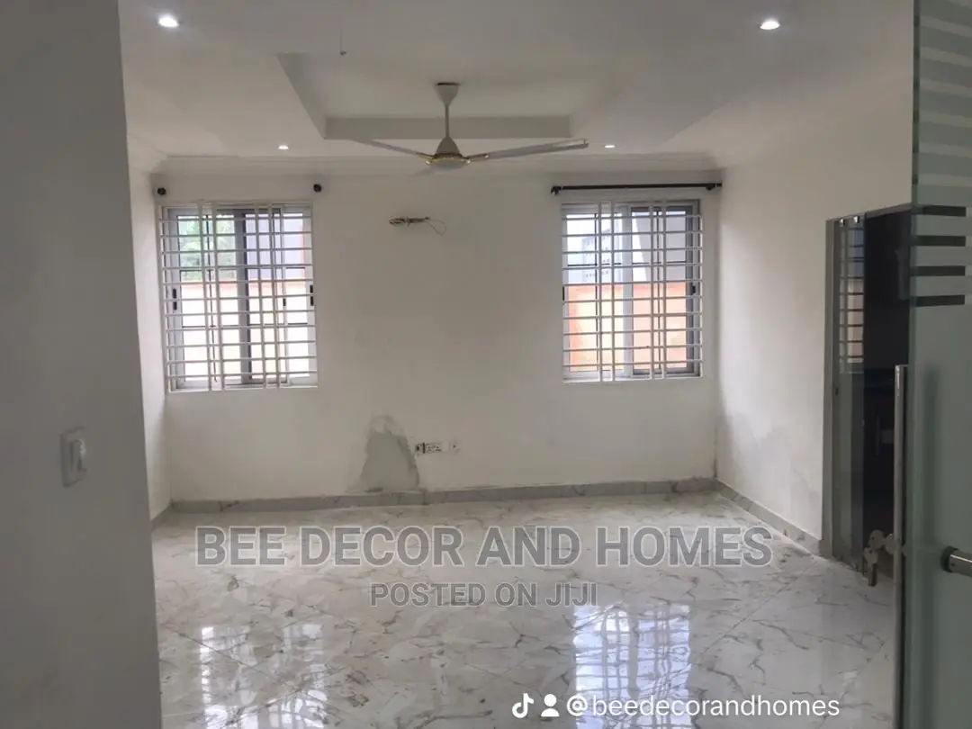 3bdrm Block of Flats in Bee Decor And Homes, Adenta for sale