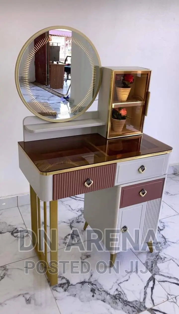 Luxury Makeup Vanity Set With Inbuilt Led Lights