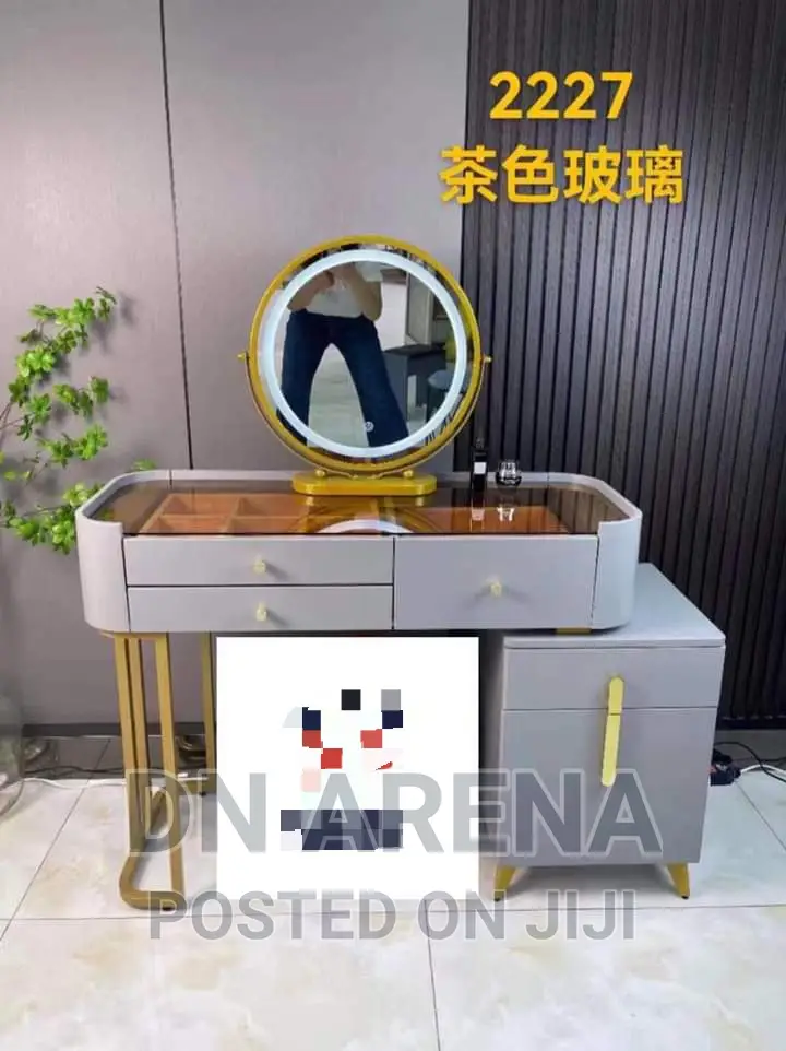 Luxury Makeup Vanity Set With Inbuilt Led Lights