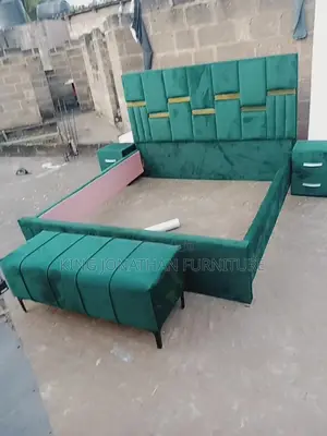 Classic Queen Size Bed Frame and Ottoman With Sides