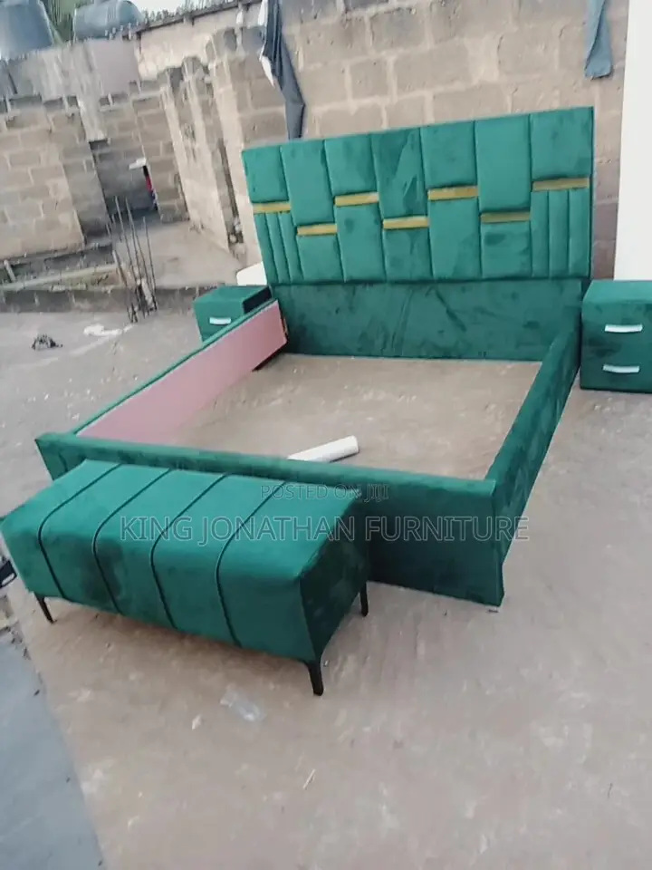 Classic Queen Size Bed Frame and Ottoman With Sides