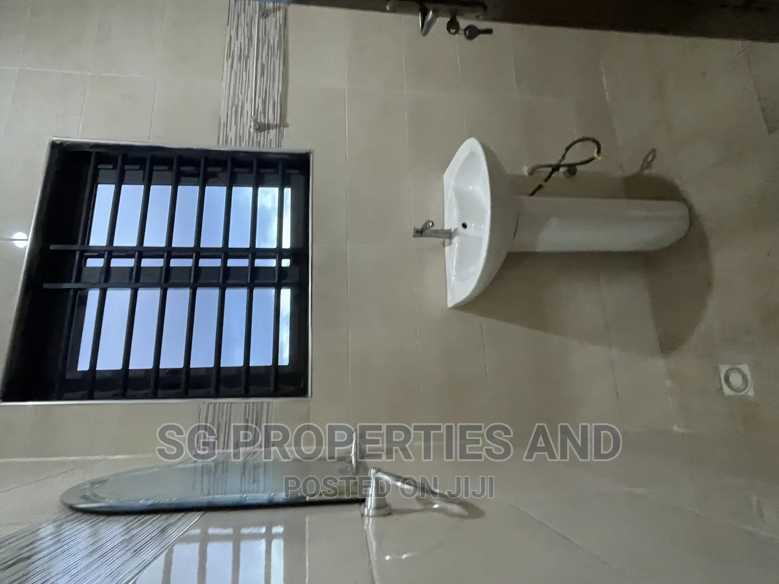 3bdrm Apartment in Ecobank, Spintex for rent