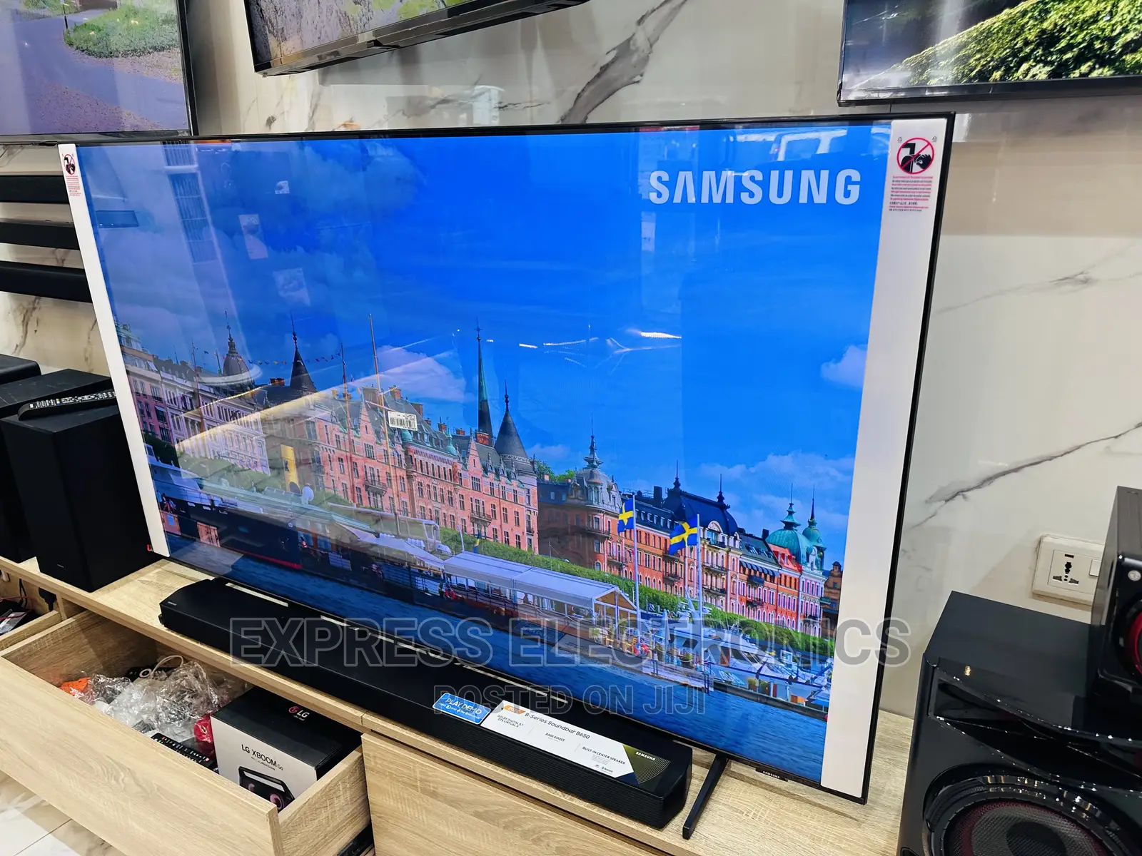Immersive Yourself With Samsung 85”Au7172 UHD Smart Tv 