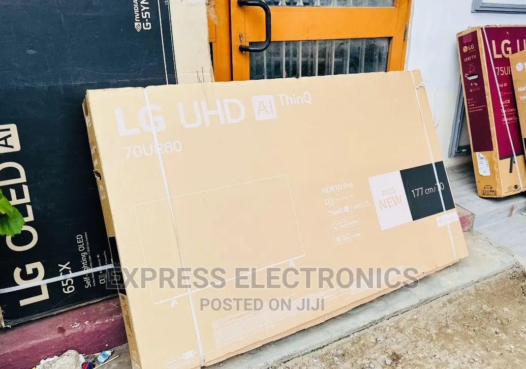 Realistic and Shades UHD Smart 70”UR80003 Lg