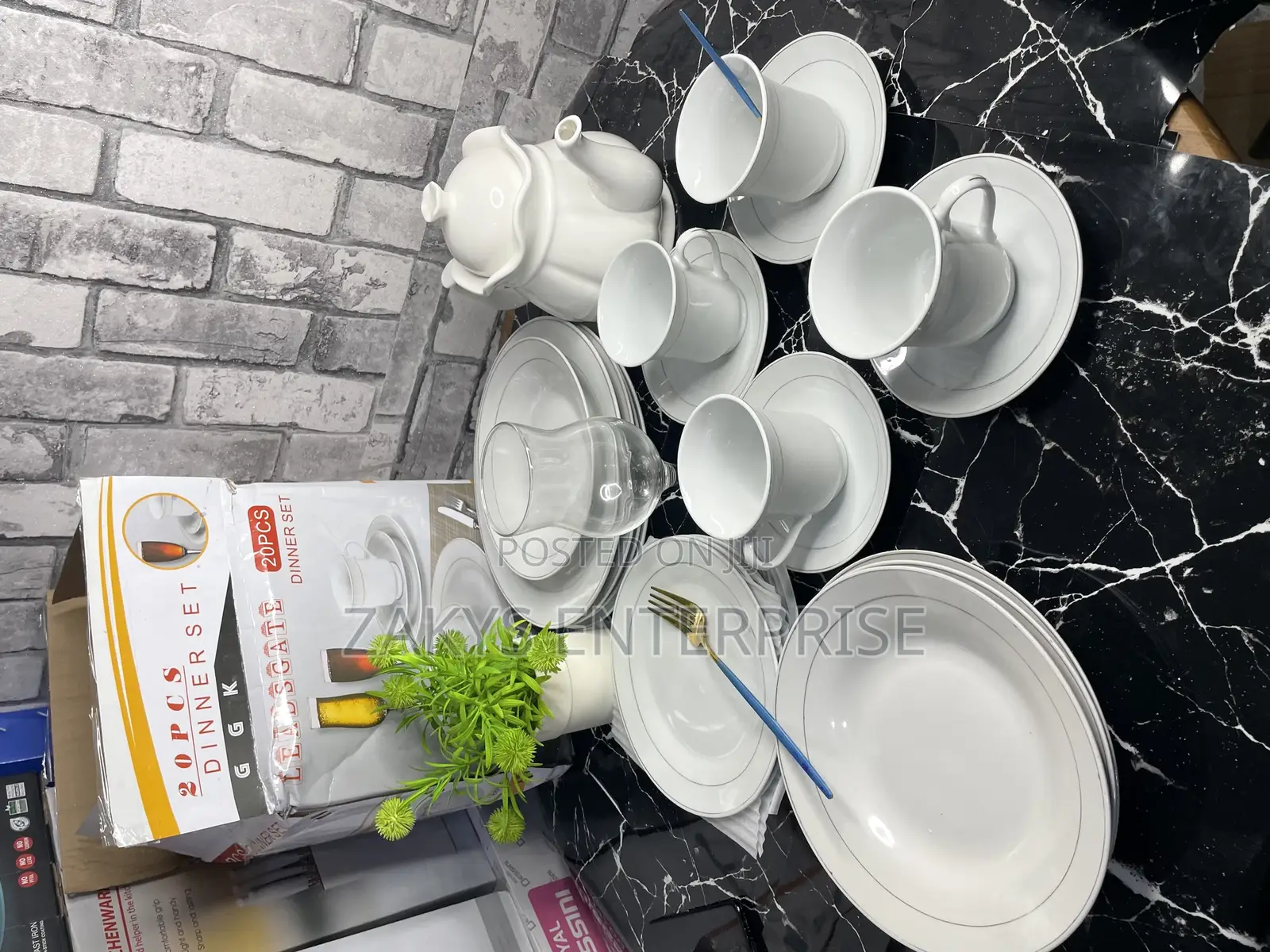 20pcs Dinnerware Set + Tea Pot