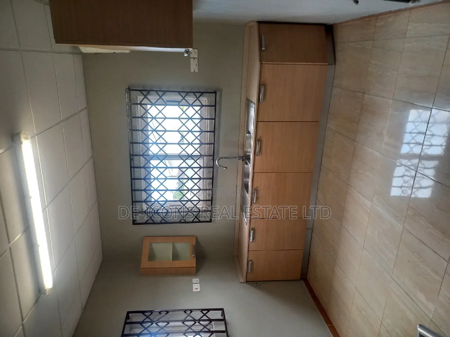 4bdrm Mansion in De-Icons Real Estate, Manet Court for sale