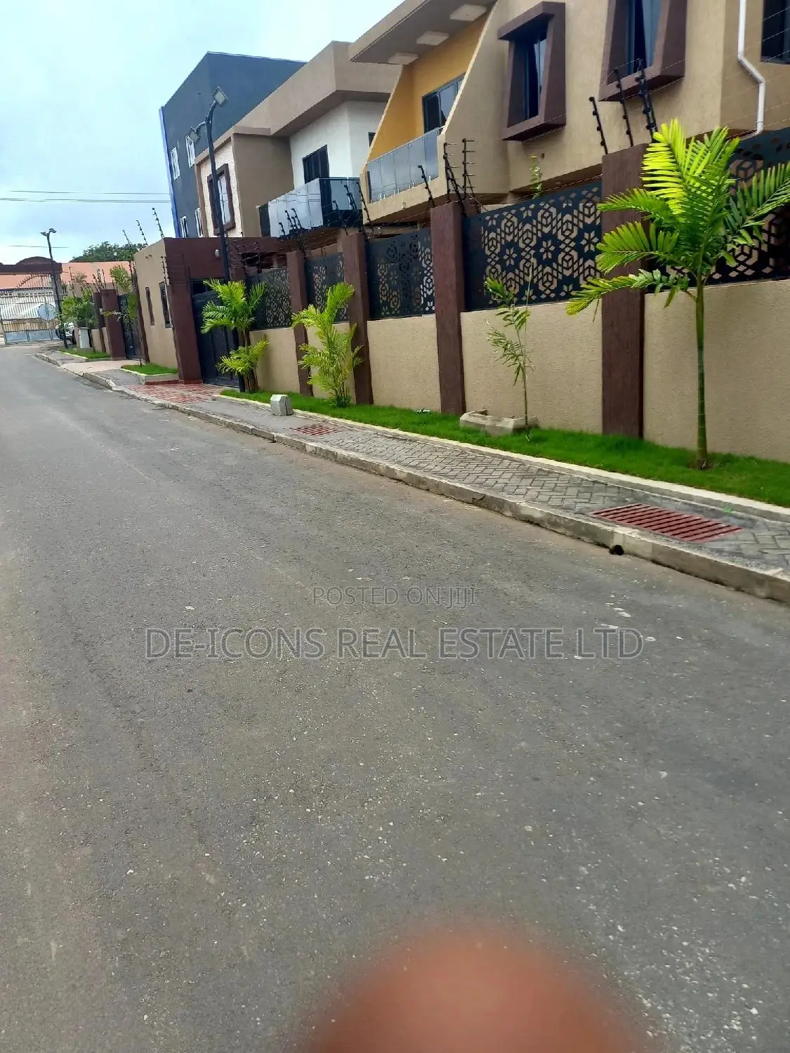4bdrm Duplex in De-Icons Real Estate, Regimanuel Gray Estates for sale