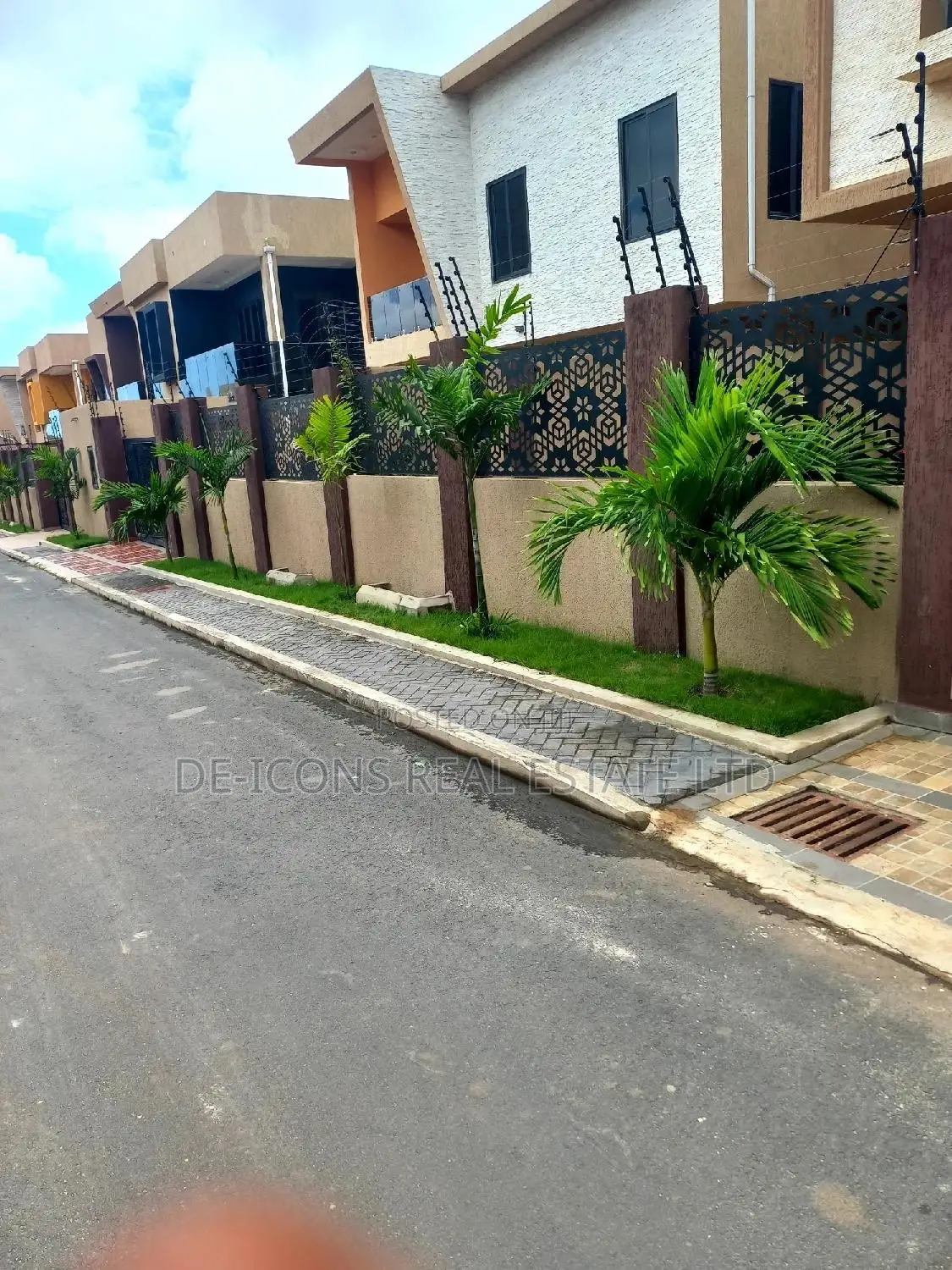 4bdrm Duplex in De-Icons Real Estate, Regimanuel Gray Estates for sale