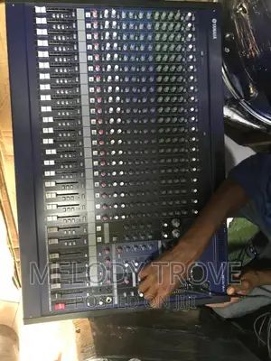 Yamaha Mg24xu Mixer Console (24-channel)