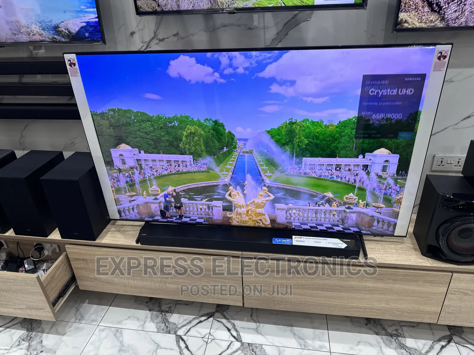 Classy Design Slim Sleek UHD Smart 65”Au7092 Samsung