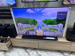 Classy Design Slim Sleek UHD Smart 65”Au7092 Samsung