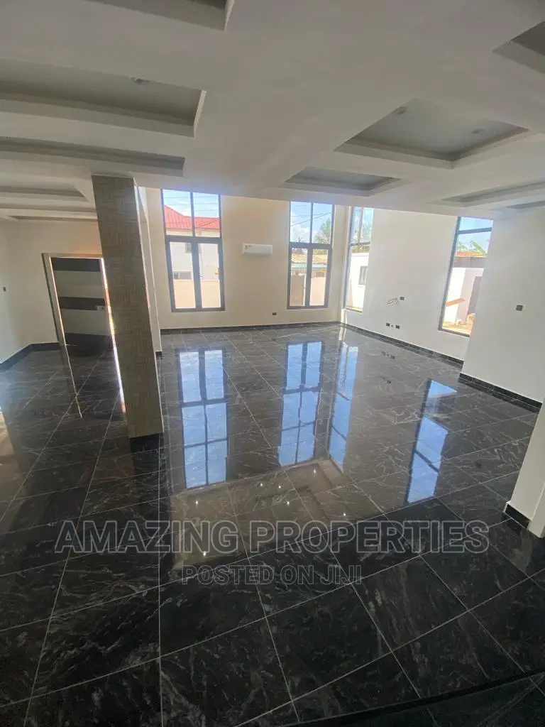 5bdrm House in Adjiriganor for sale