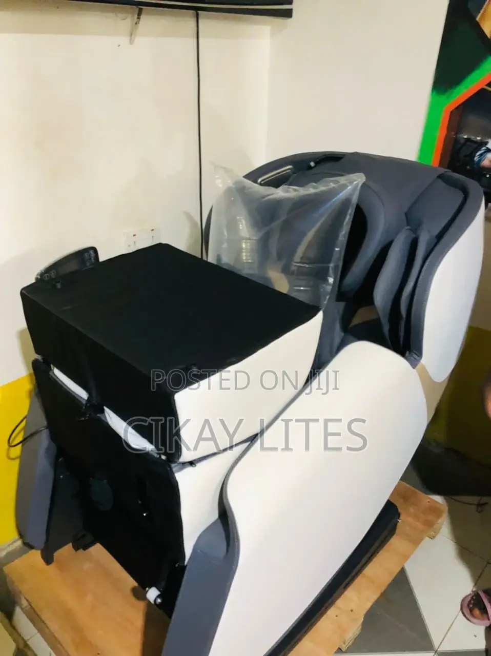 Luxury Full Body Massage Chair - Zero Gravity, Heating, Bluetooth