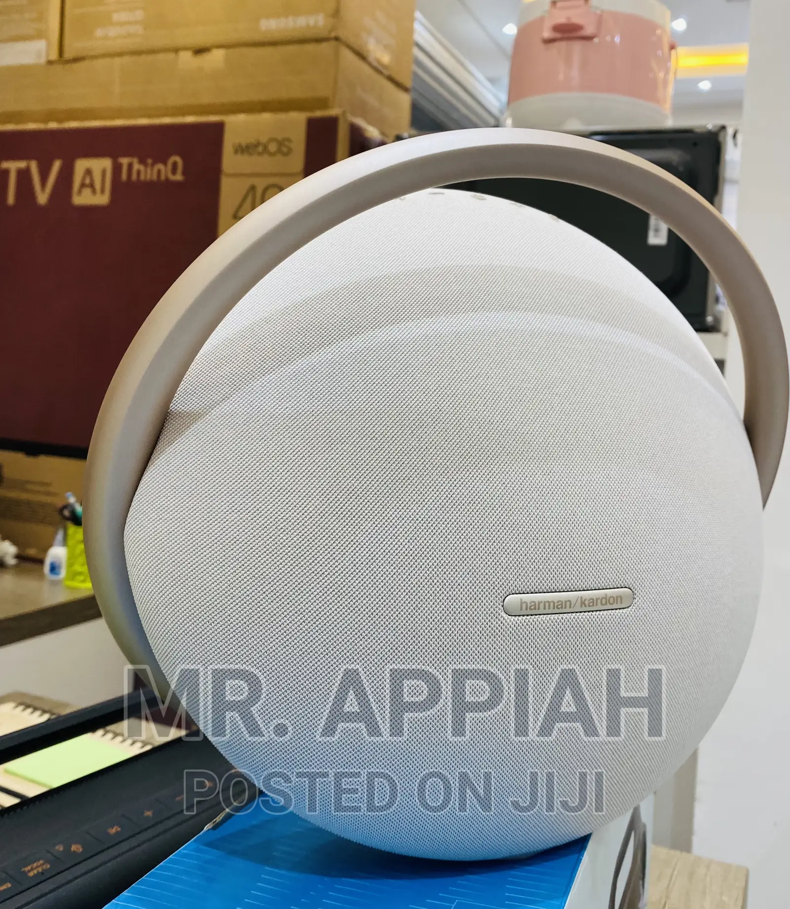 Elegant Harman Kardon Onyx 8 Portable Speaker(Gold) 