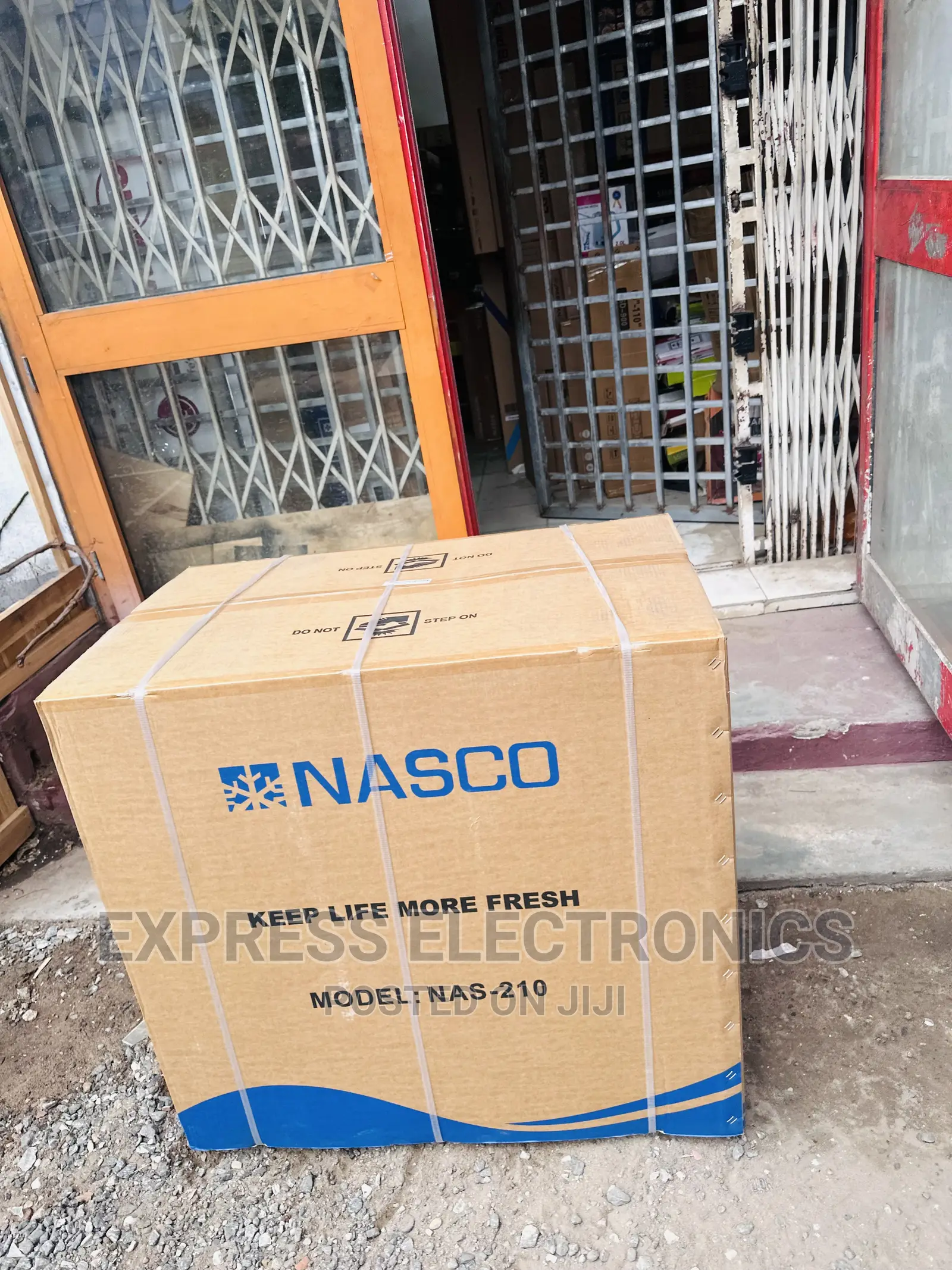 Inside Condenser Sleek Nasco Chest Freezer Single Door 200L