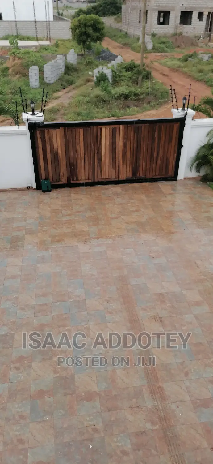 4bdrm Bungalow in Sakumono Celebraty, Spintex for rent