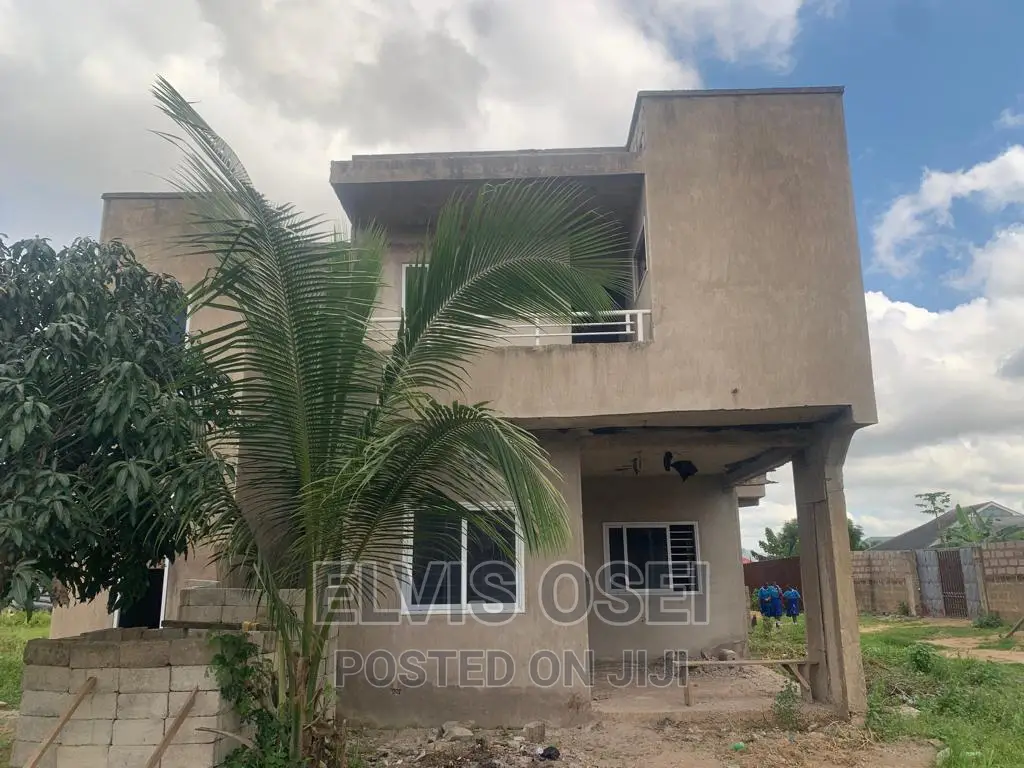 5bdrm House in Amasaman Market for sale