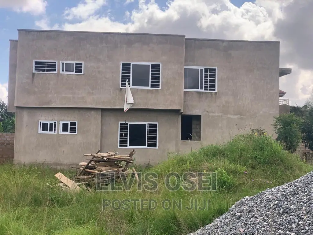 5bdrm House in Amasaman Market for sale