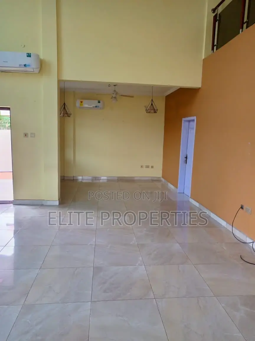 5bdrm Duplex in Community 22, Tema Metropolitan for rent
