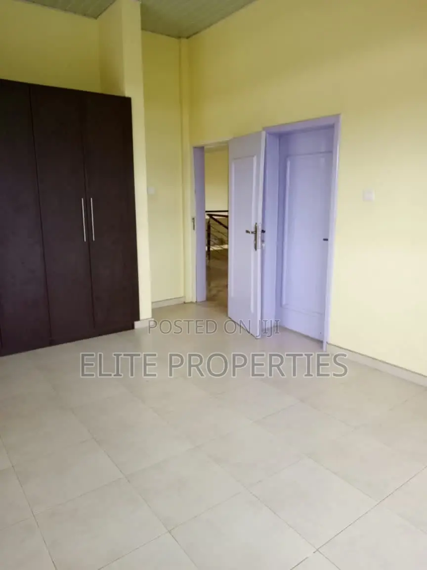 5bdrm Duplex in Community 22, Tema Metropolitan for rent