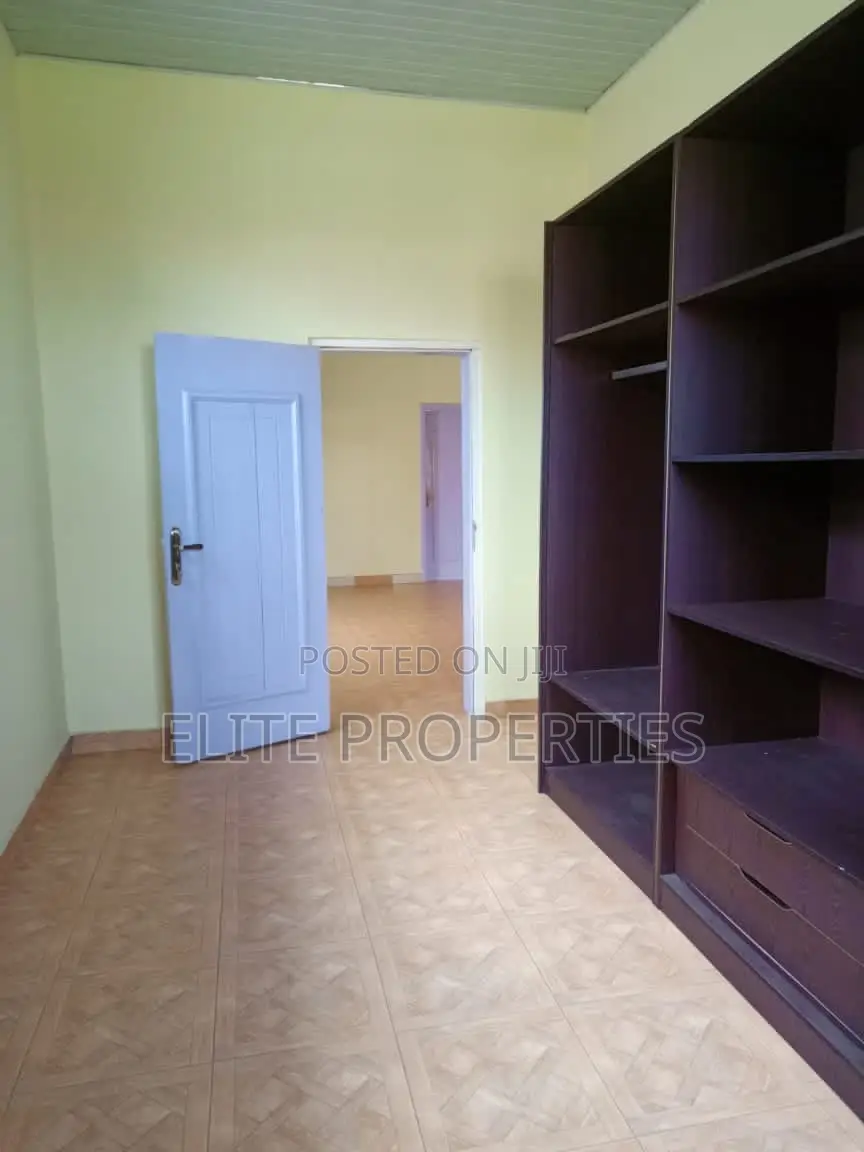 5bdrm Duplex in Community 22, Tema Metropolitan for rent