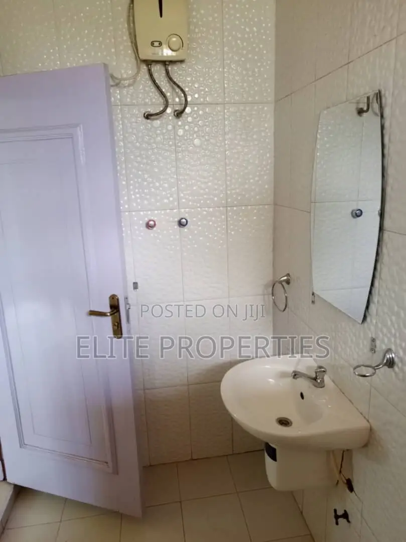 5bdrm Duplex in Community 22, Tema Metropolitan for rent
