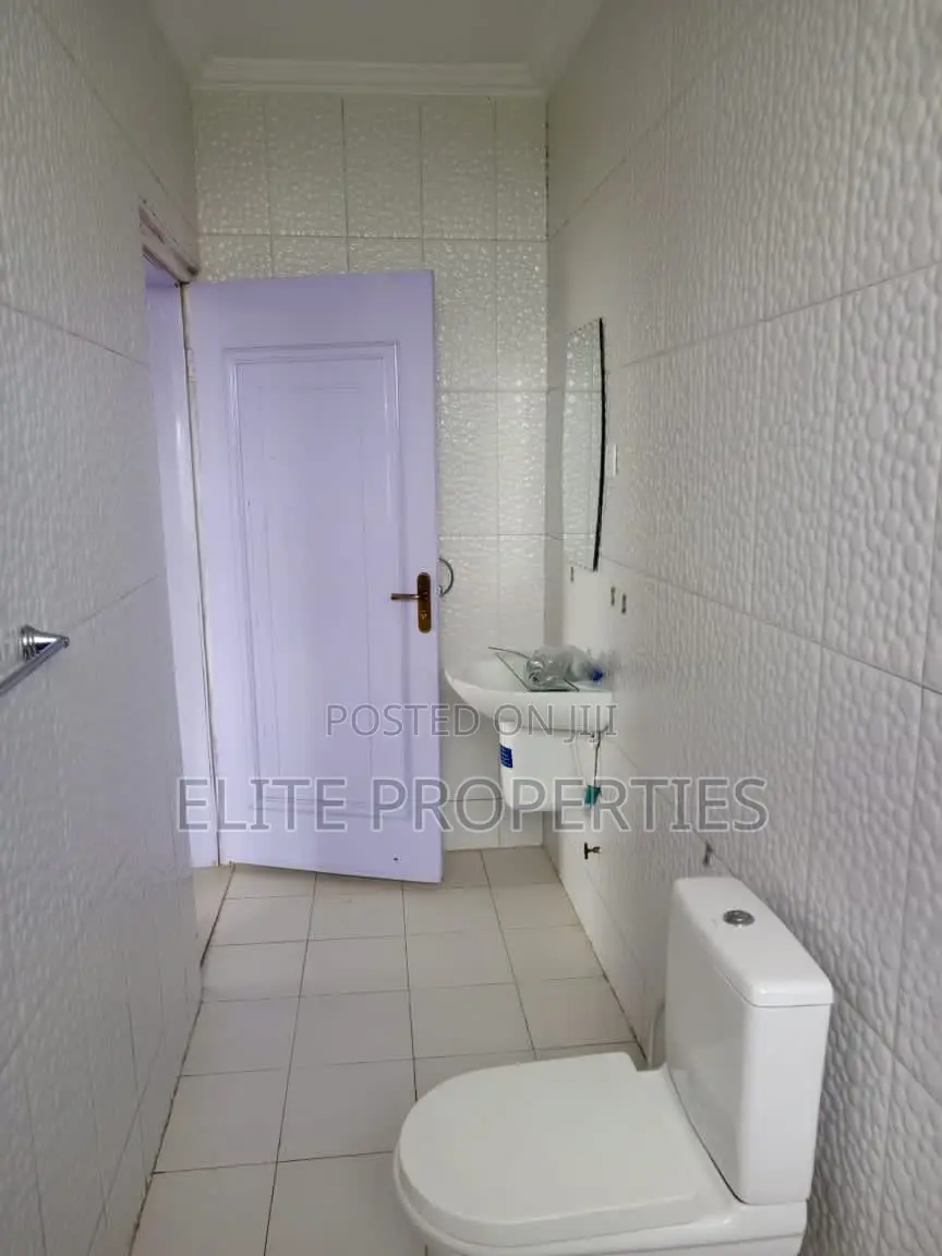 5bdrm Duplex in Community 22, Tema Metropolitan for rent