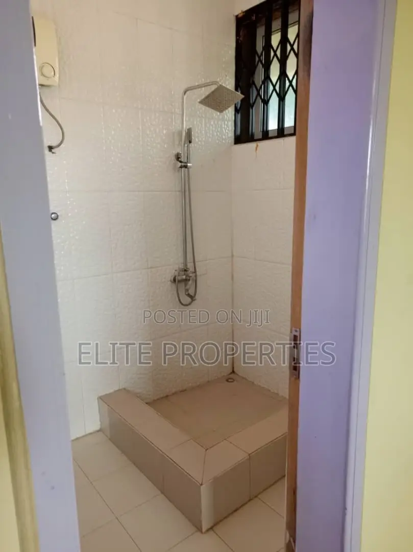 5bdrm Duplex in Community 22, Tema Metropolitan for rent