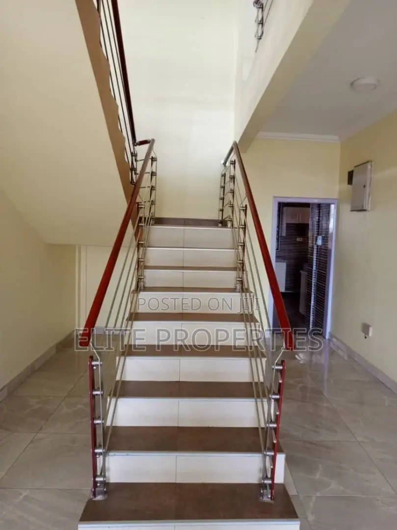 5bdrm Duplex in Community 22, Tema Metropolitan for rent