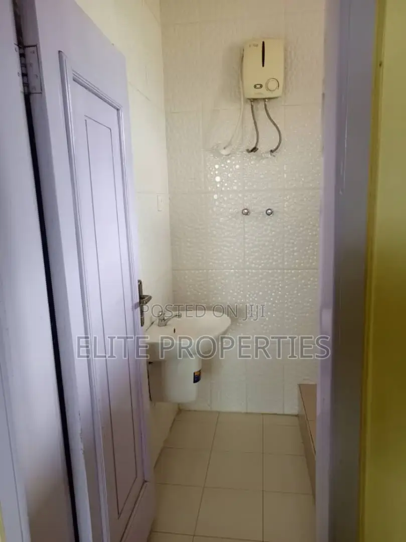 5bdrm Duplex in Community 22, Tema Metropolitan for rent