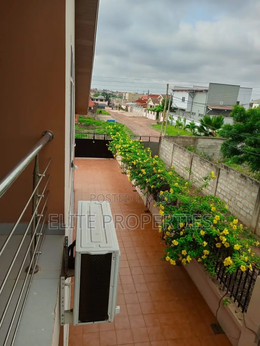 5bdrm Duplex in Community 22, Tema Metropolitan for rent