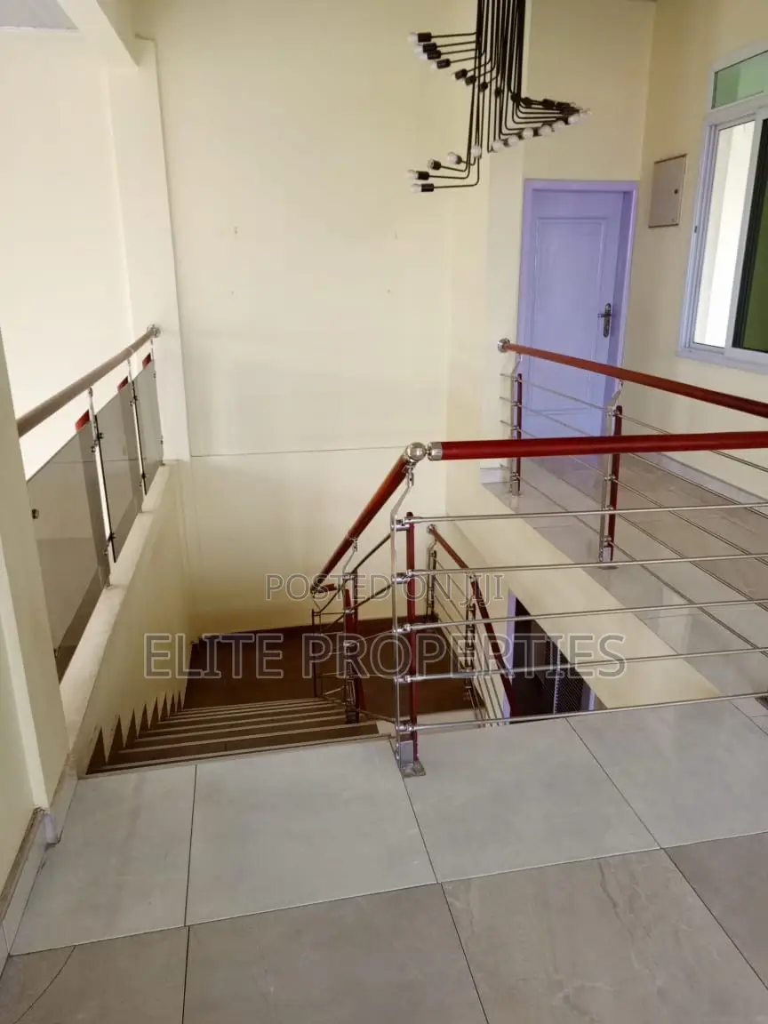 5bdrm Duplex in Community 22, Tema Metropolitan for rent