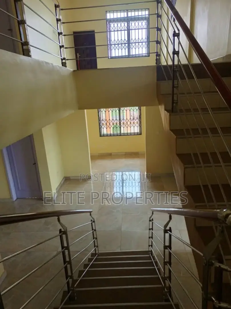 5bdrm Duplex in Community 22, Tema Metropolitan for rent