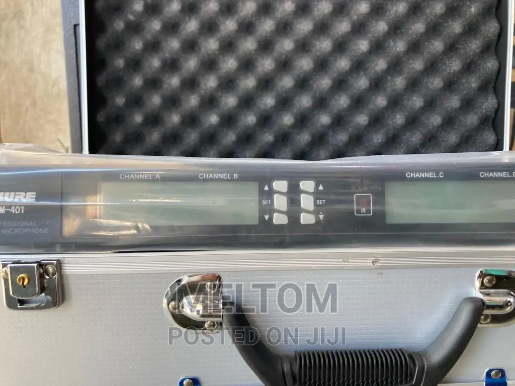 Shure Am-401 4in1 Briefcased Cordless Microphone