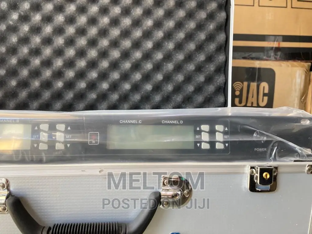 Shure Am-401 4in1 Briefcased Cordless Microphone