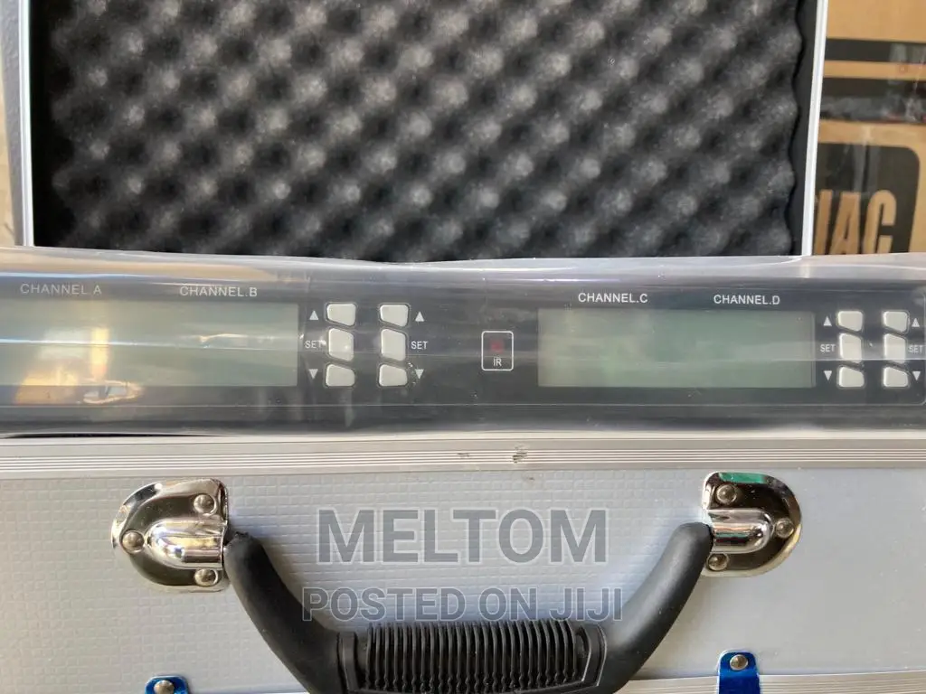 Shure Am-401 4in1 Briefcased Cordless Microphone