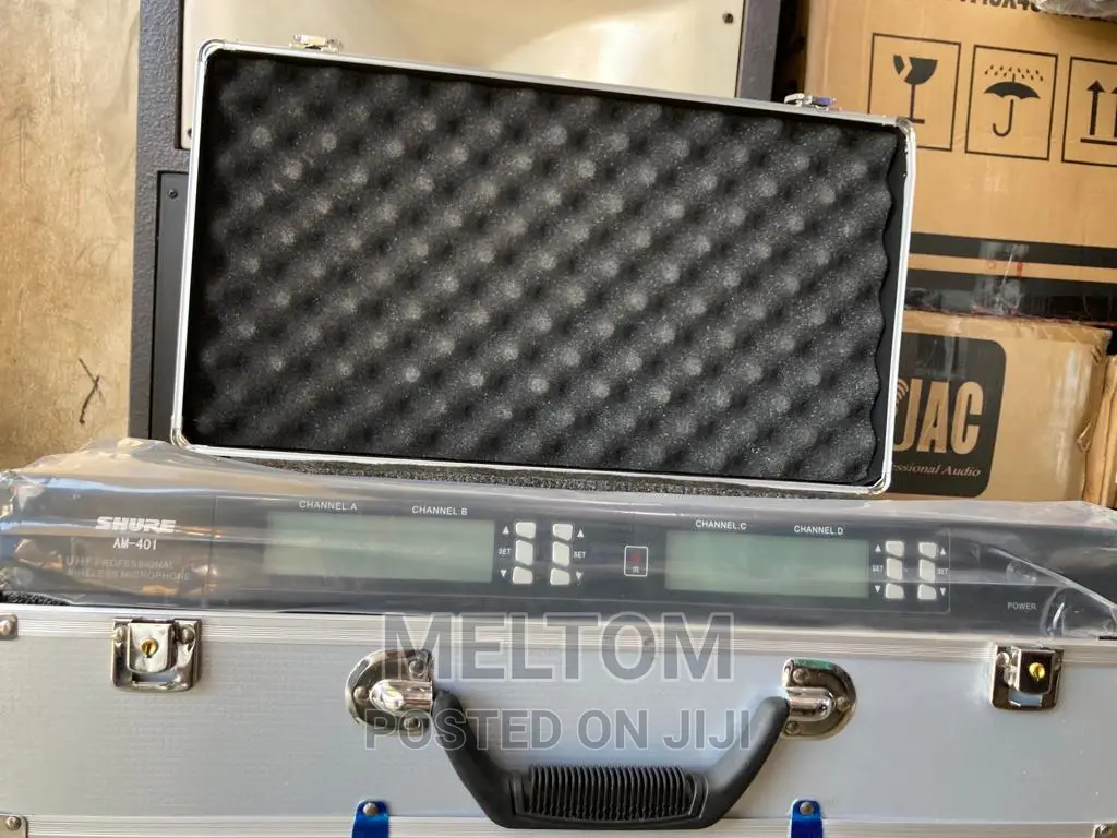 Shure Am-401 4in1 Briefcased Cordless Microphone