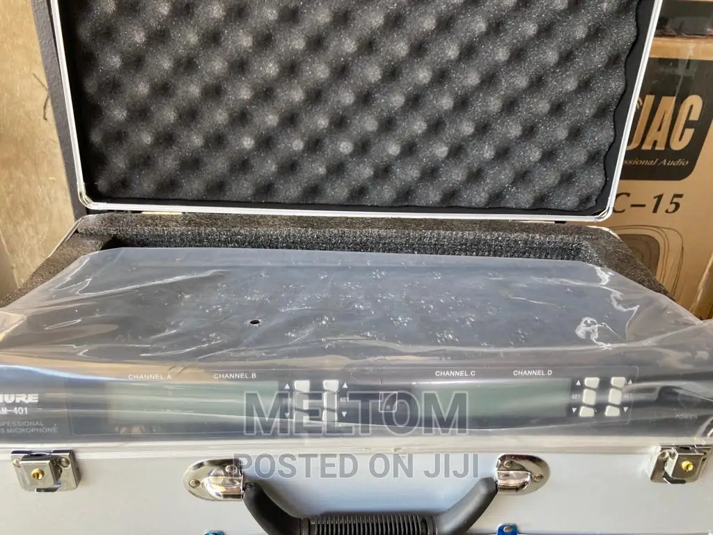 Shure Am-401 4in1 Briefcased Cordless Microphone