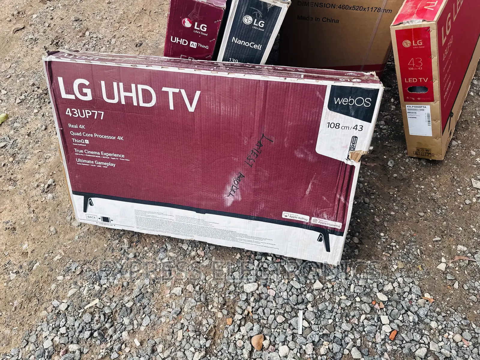 Classy Slim UHD Smart Glossy Black LG 43”Up7740