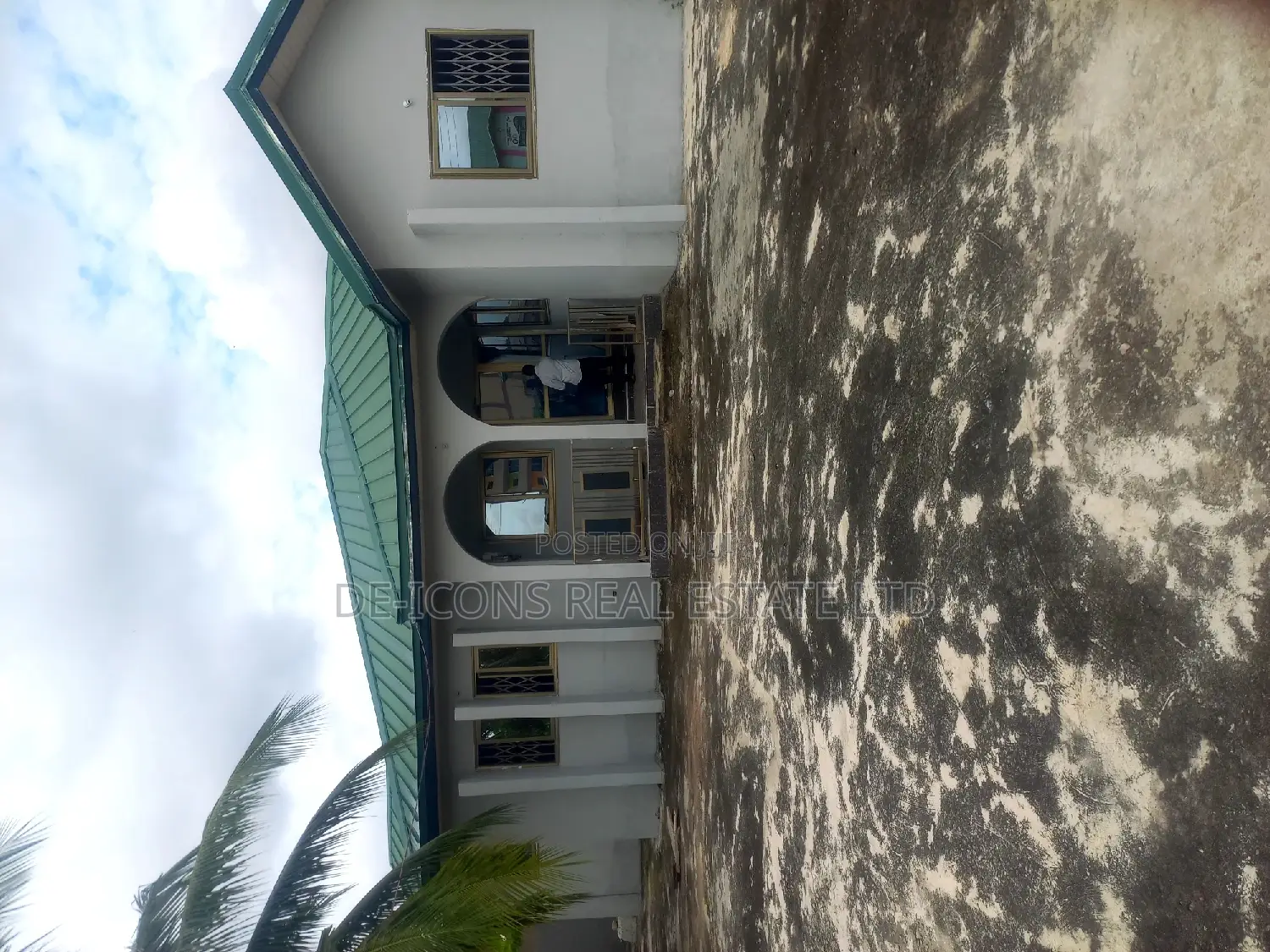 4bdrm Mansion in De-Icons Real Estate, Awutu Senya East Municipal