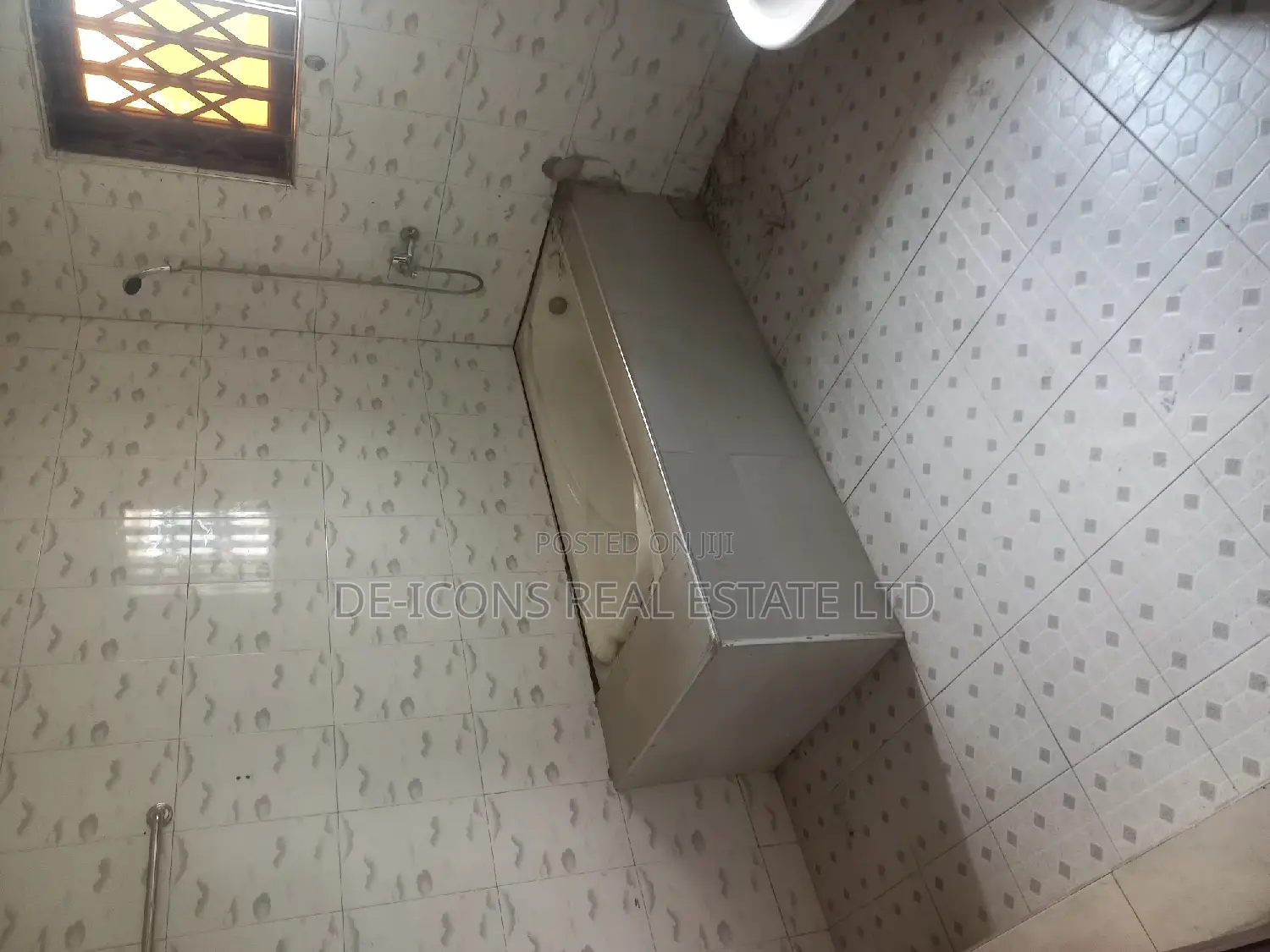 4bdrm Mansion in De-Icons Real Estate, Awutu Senya East Municipal