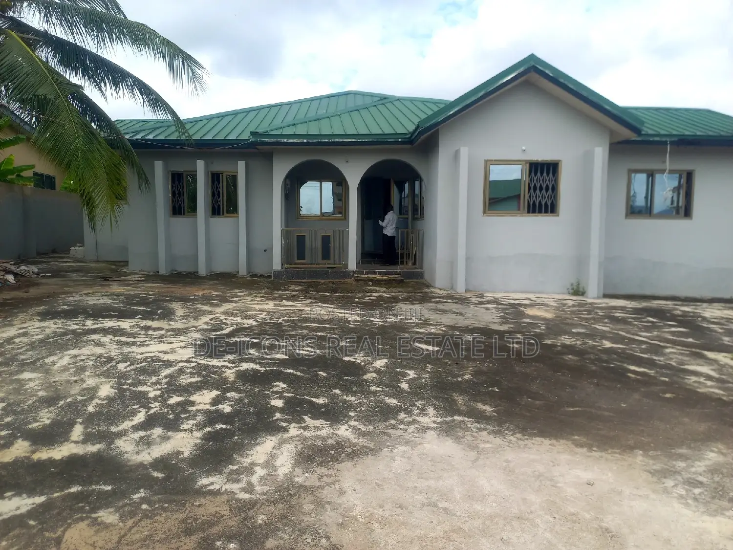4bdrm Mansion in De-Icons Real Estate, Awutu Senya East Municipal