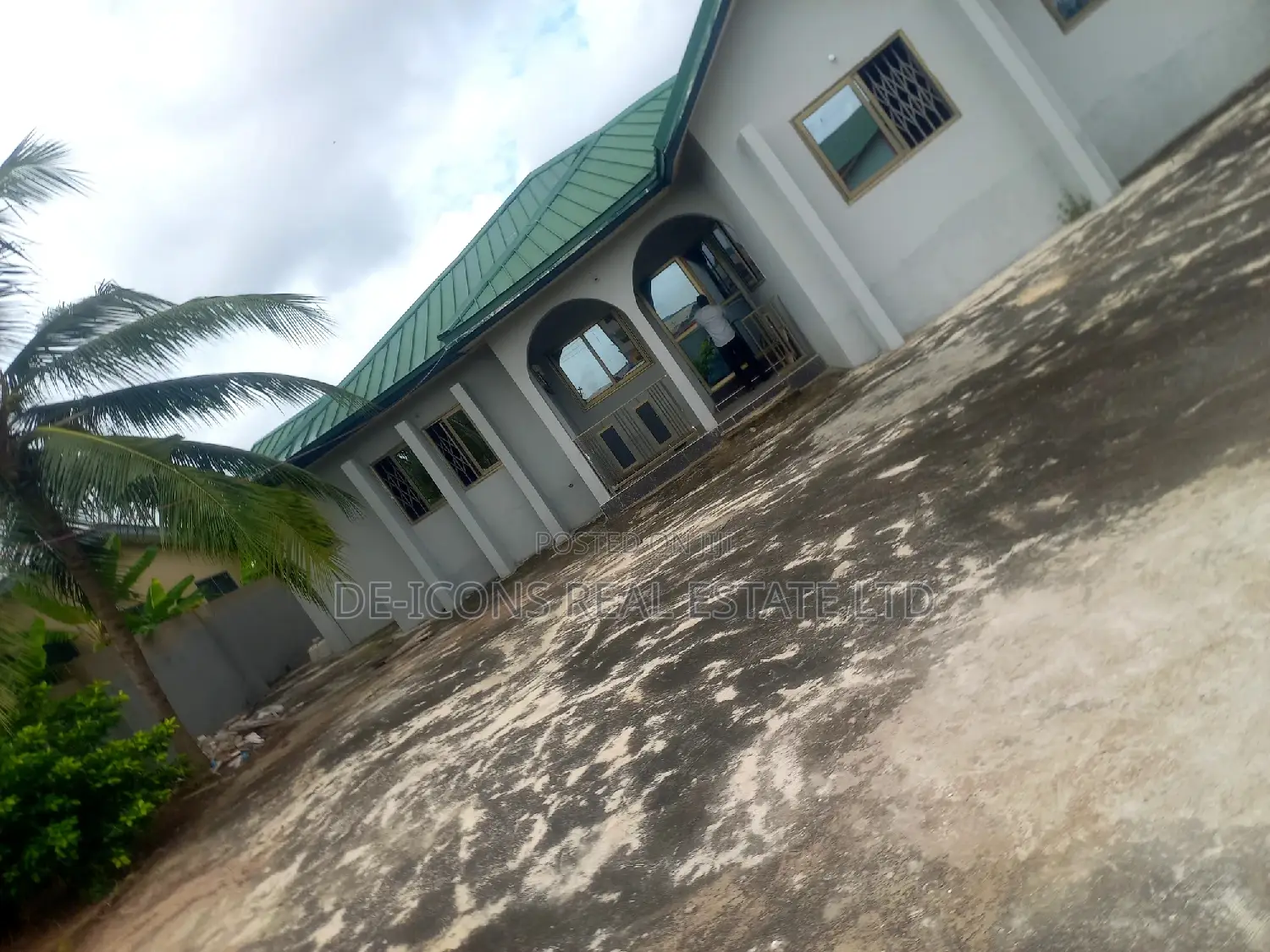 4bdrm Mansion in De-Icons Real Estate, Awutu Senya East Municipal