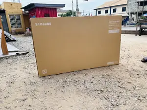 Entertainment Awaits UHD Smart Glossy Samsung 55”Au7000