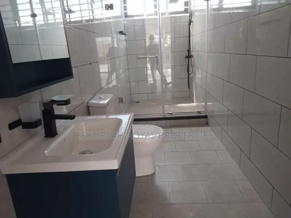 7bdrm House in East Legon for sale