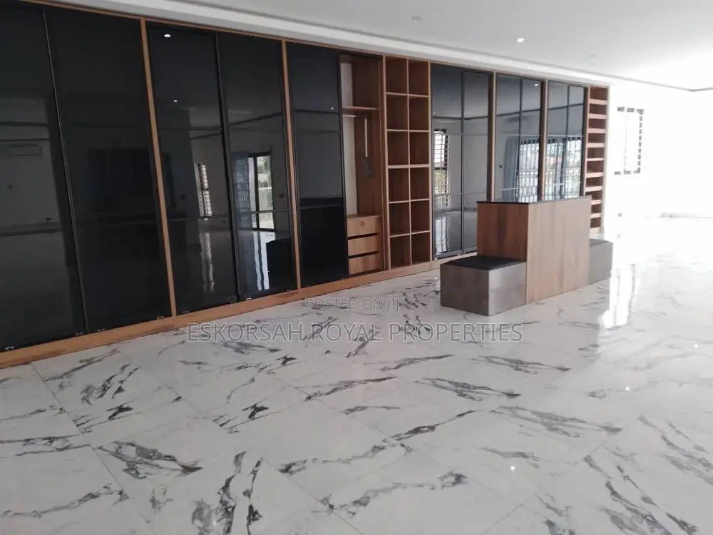 7bdrm House in East Legon for sale