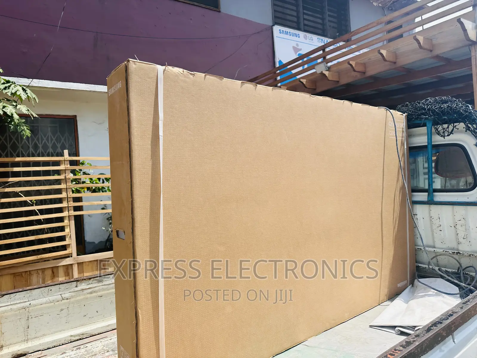 Realistic Shades UHD Smart 85”Bu8000 Samsung