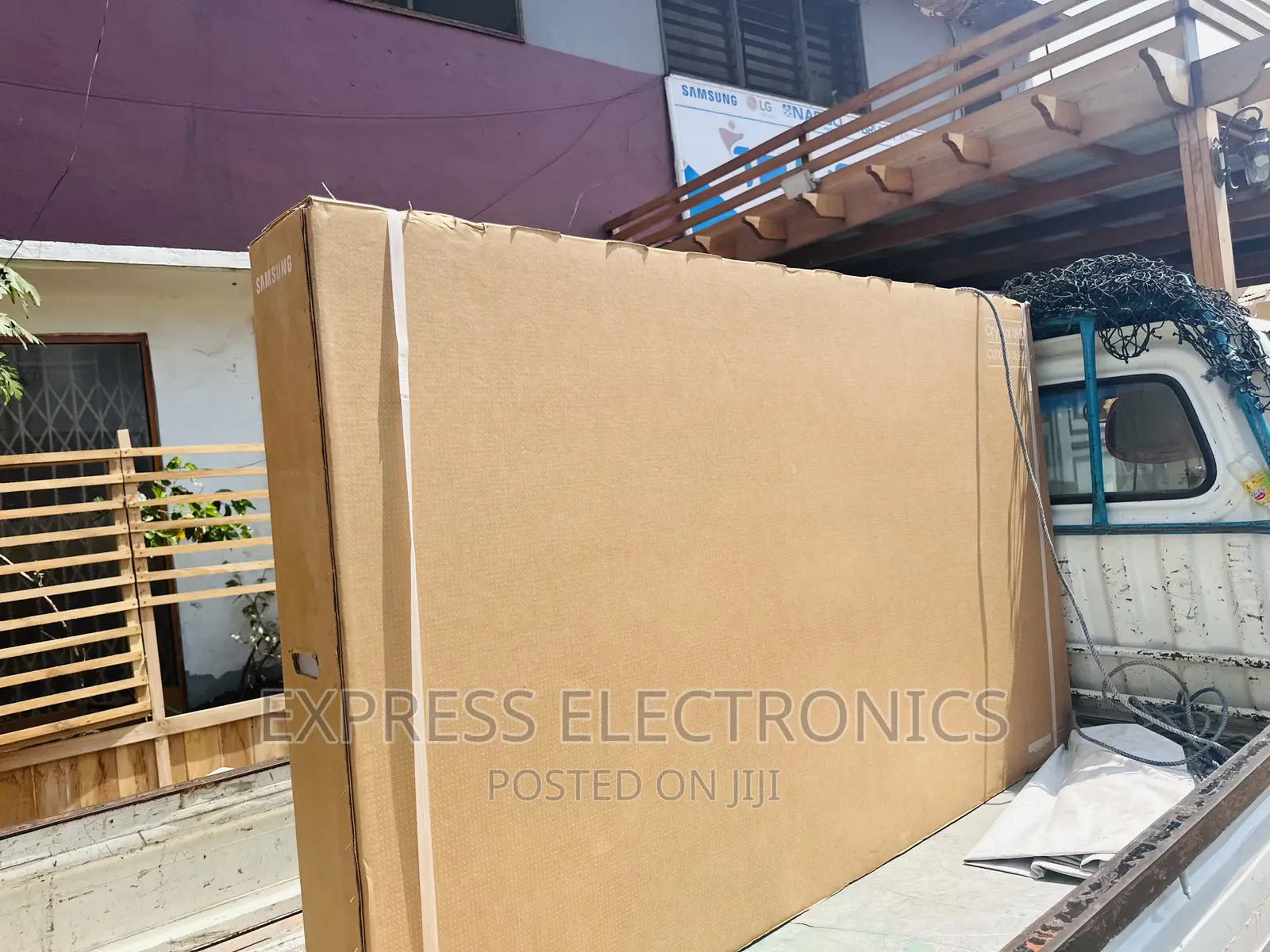 Realistic Shades UHD Smart 85”Bu8000 Samsung