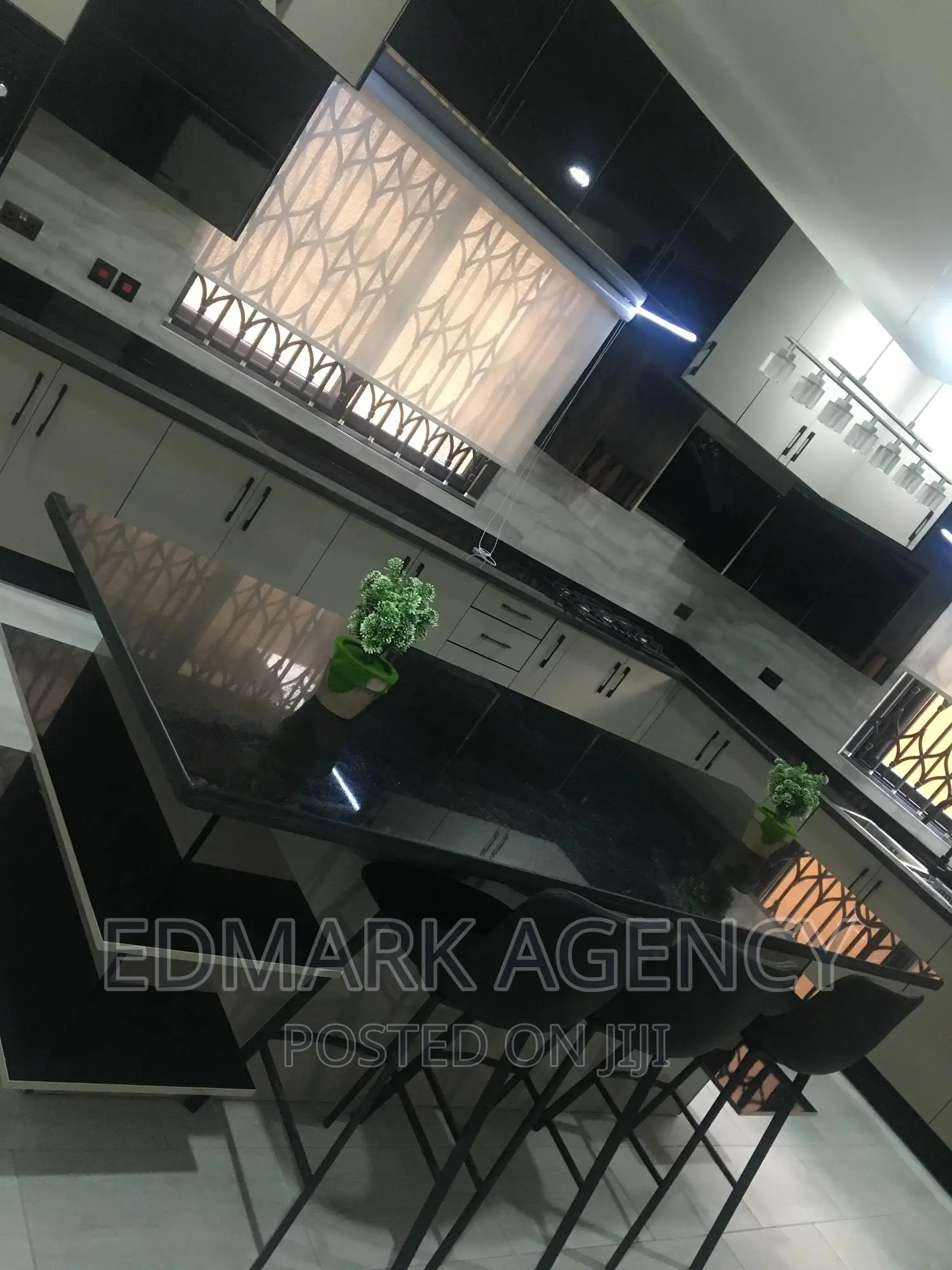 4bdrm House in East Airport, Accra Metropolitan for sale